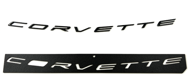 CHEVROLET CORVETTE 2020 - NOWY EMBLEMAT CORVETTE TYŁ OE _ 84811670 _ 84316263 (1)