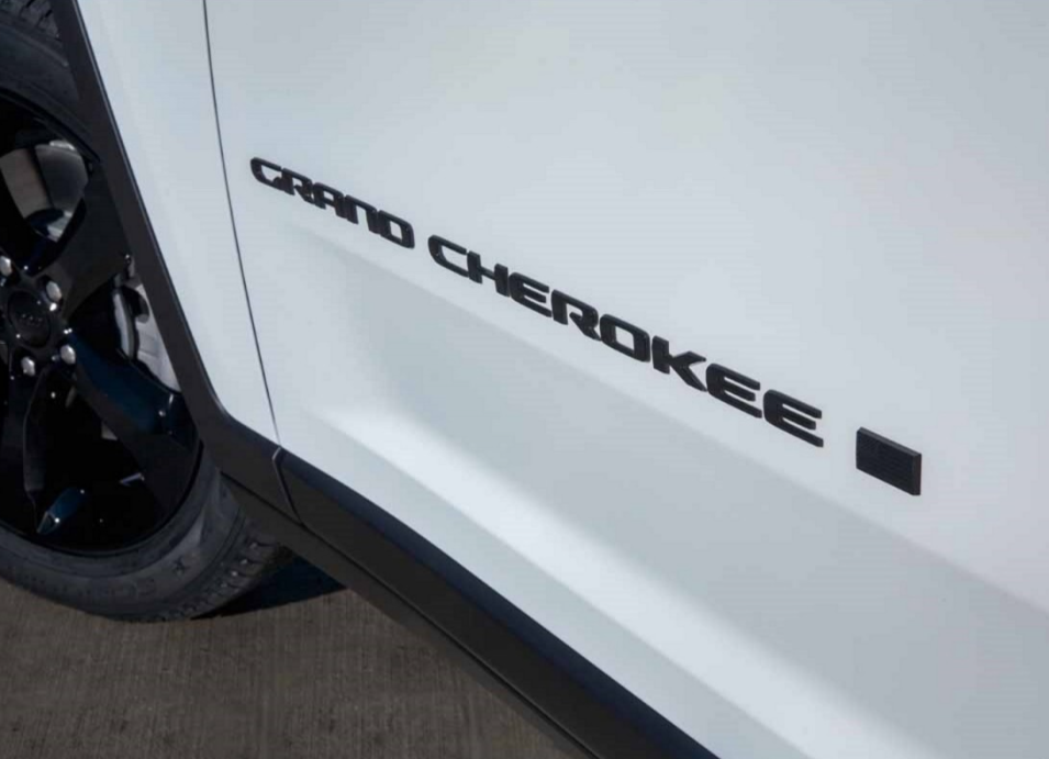 JEEP GRAND CHEROKEE WL 2021 - NAPIS DRZWI EMBLEMAT CZARNY POŁYSK _ 68524488AA _ 68524489AA (3)